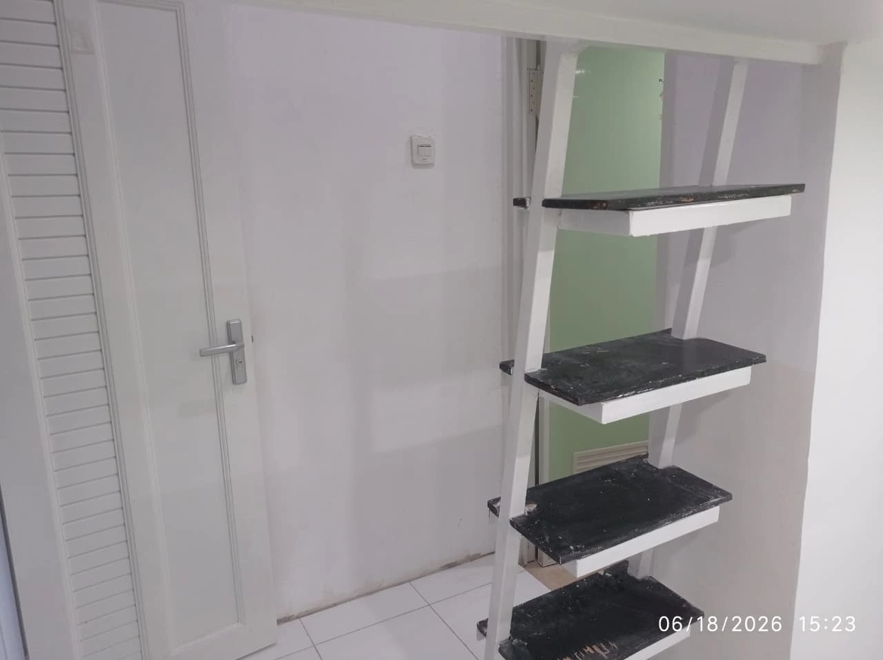 Foto Kamar F1 (Deluxe Room)  Kost Surabaya